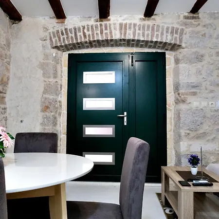 Apartment Alice In Wonderland *