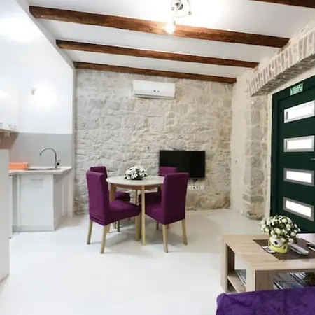 公寓 Alice In Wonderland *