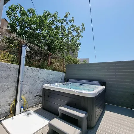 Alice In Wonderland 公寓 希贝尼克