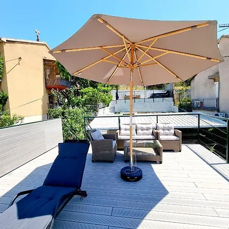 公寓 Alice In Wonderland *