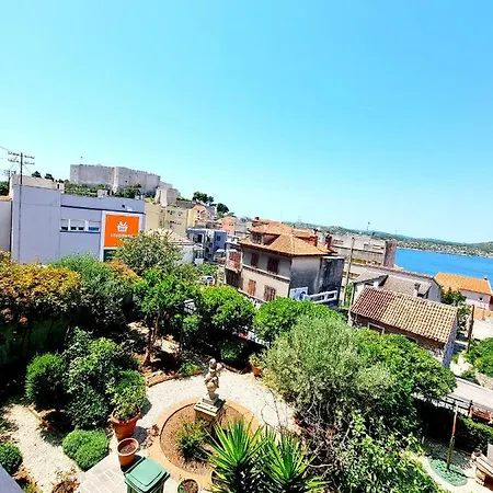 公寓 Alice In Wonderland