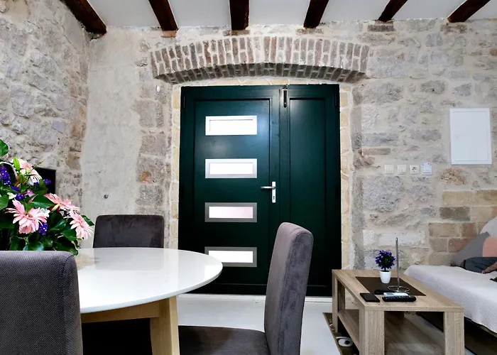 아파트 Alice In Wonderland *