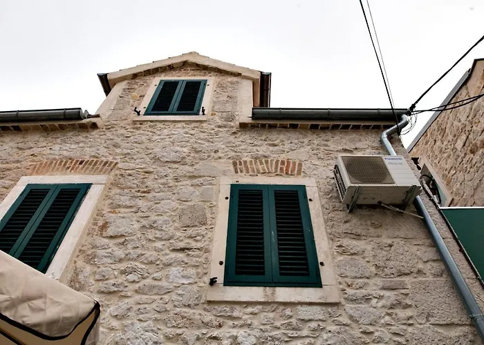 아파트 Alice In Wonderland