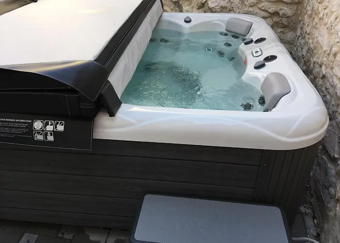 아파트 Alice In Wonderland