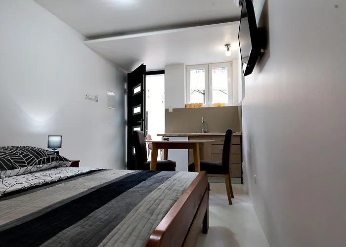 아파트 Alice In Wonderland 시베니크