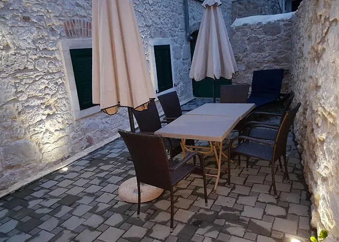 아파트 Alice In Wonderland 시베니크