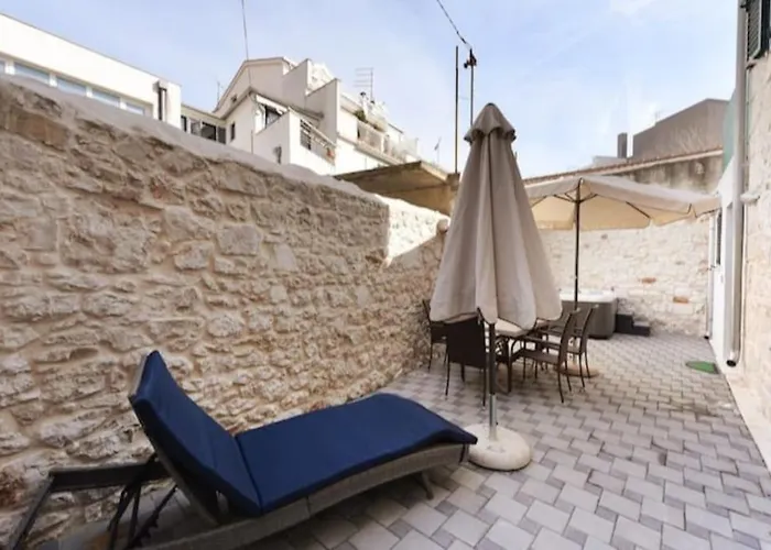 아파트 Alice In Wonderland