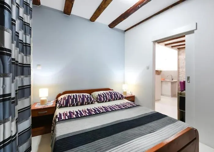 아파트 Alice In Wonderland