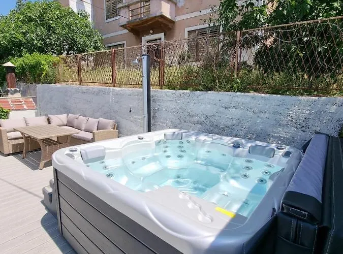 아파트 Alice In Wonderland 시베니크