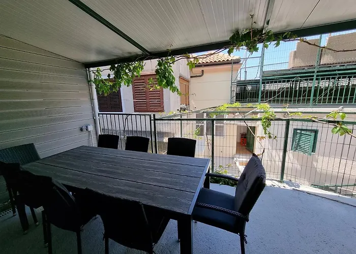 아파트 Alice In Wonderland 시베니크