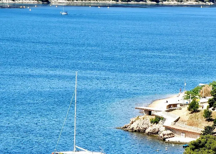 아파트 Alice In Wonderland